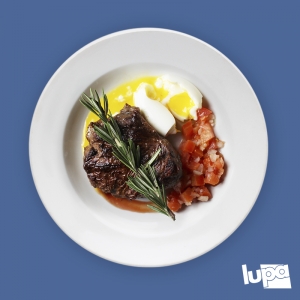 Ternera a la plancha con huevos poché