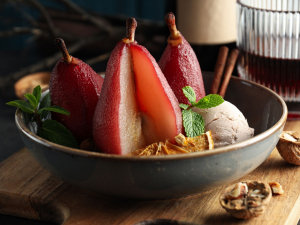 Peras al vino tinto con Mascarpone y nueces
