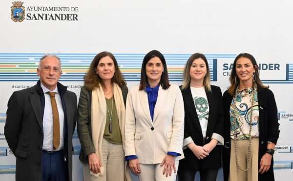 El Ayuntamiento firma dos convenios con Lupa y el Grupo Sardinero para prácticas en supermercados y hoteles