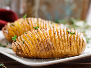 Patatas Hasselback con mantequilla de Ajo y Hierbas